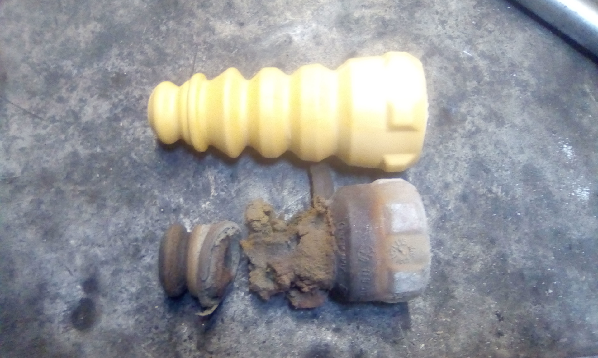 Отбойники задних амортизаторов. — Volkswagen Touran (1G), 1,6 л., 2007 ...