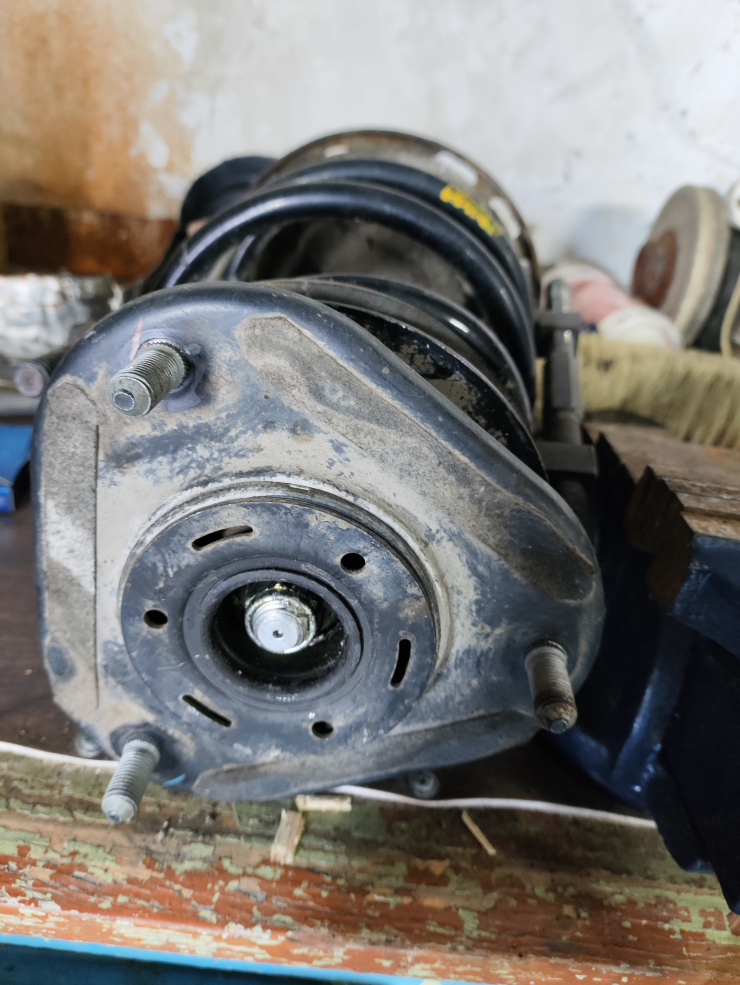 Как открутить гайку верхнюю опору переднего амортизатора — Toyota ...