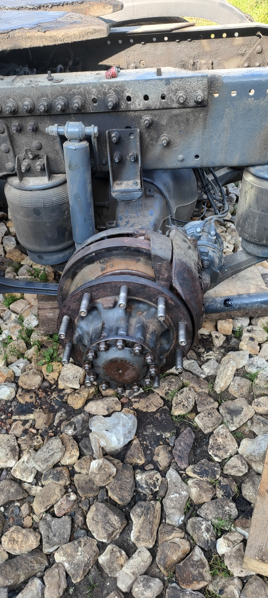 Замена заднего левого датчика АБС и замена направляющих на суппорте ...