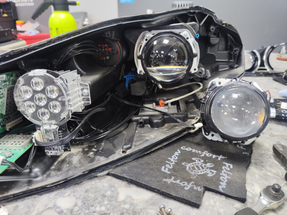 Сравнение новой и штатной линзы (штатная снята) — Jaguar XF (1G)