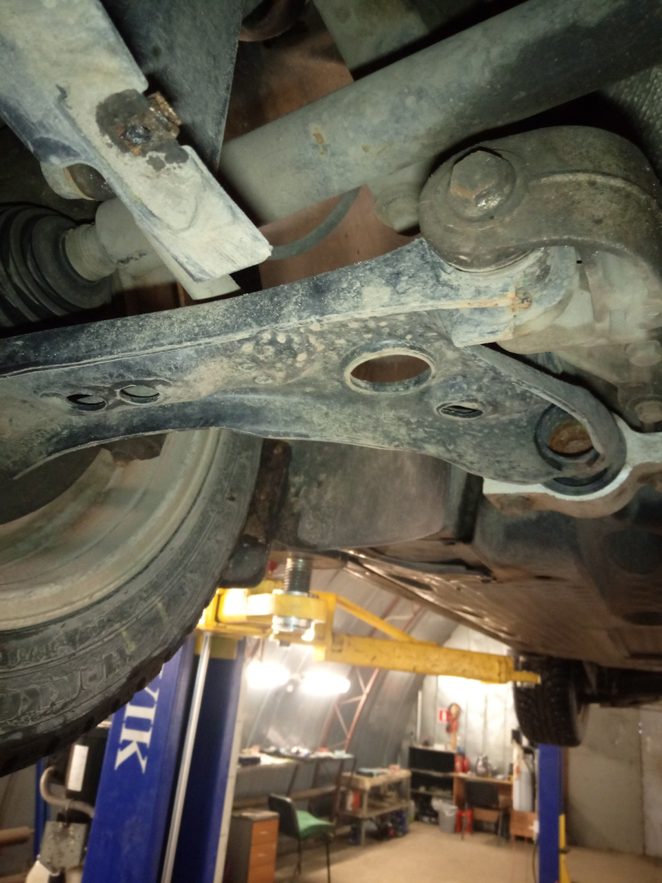 Крепление защиты картера — Volkswagen Passat B6, 2 л, 2007 года ...