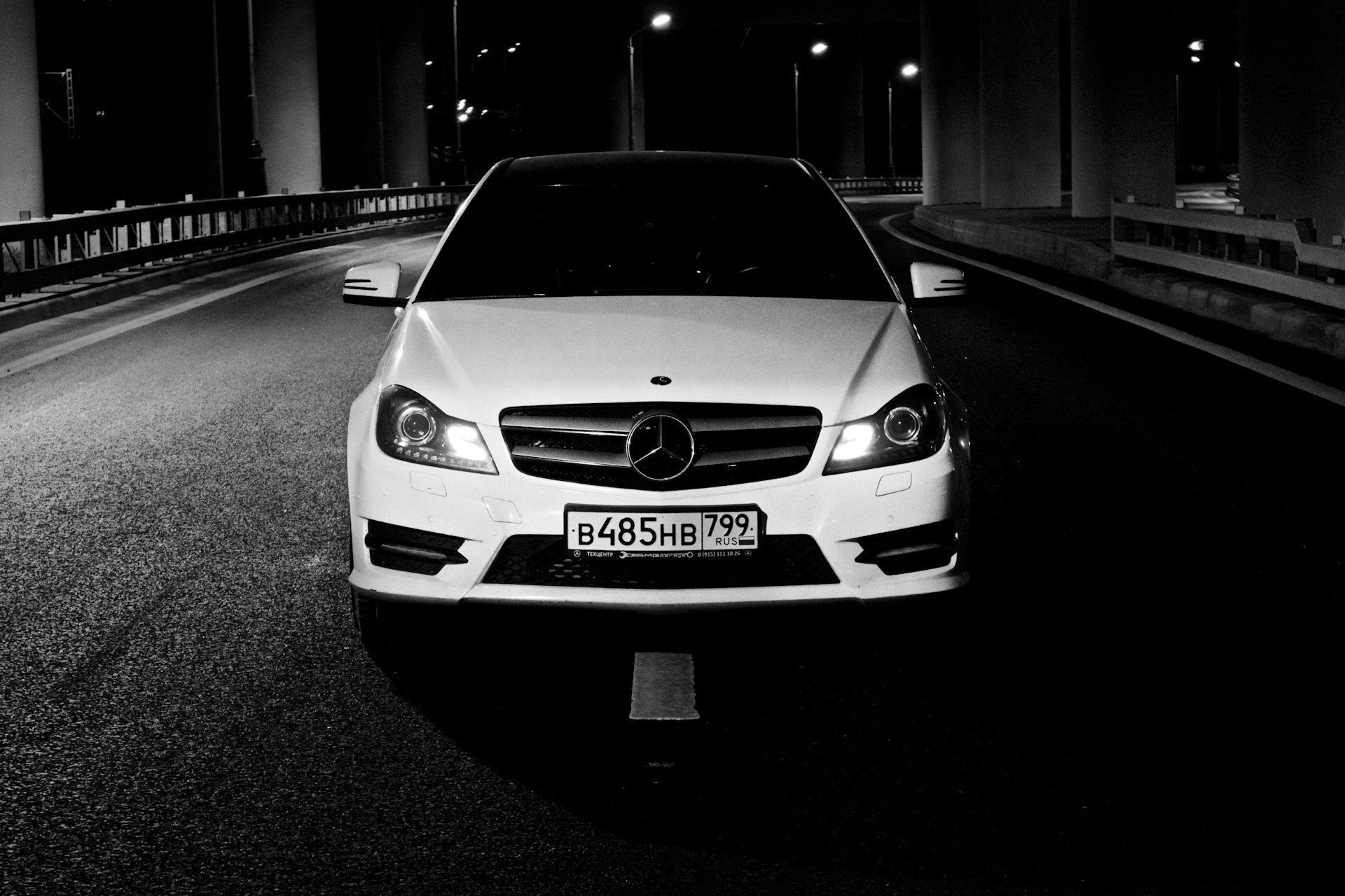 Mercedes c63 w204 чёрный ночью