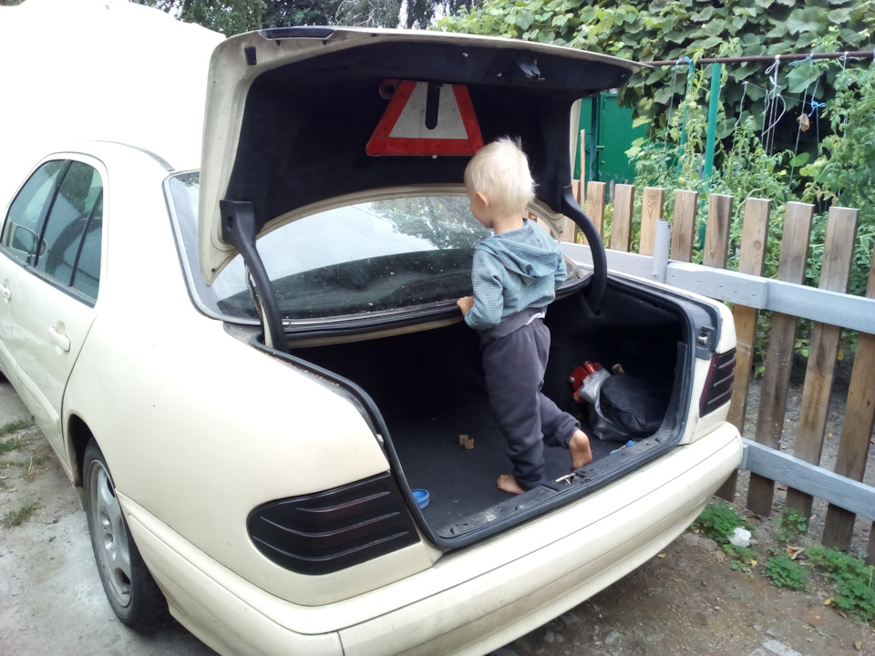 Фото в бортжурнале Mercedes-Benz E-Class (W210)