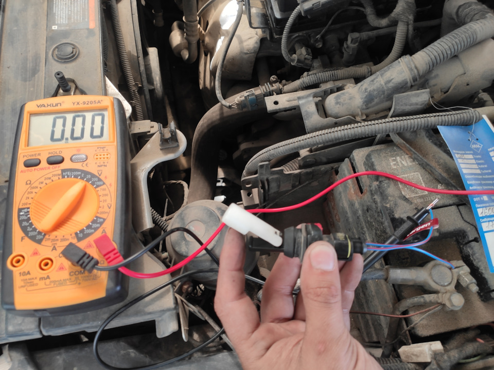 Принцип работы датчика. Поплавок вверху, контакт разомкнут, на приборку питание не поступает. — Chevrolet Cruze (1G)