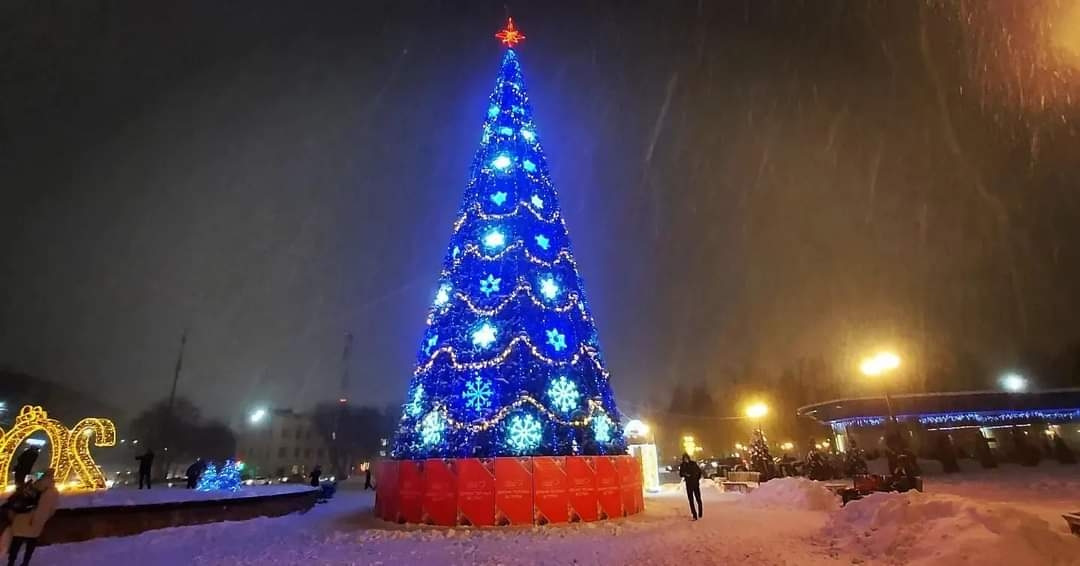 Новогодние елки в подольске. Подольск площадь Ленина новый год. Подольск ледяные скульптуры 2022. Подольск площадь Ленина голубые ели. Ледяные фигуры в Подольске 2022 фото.