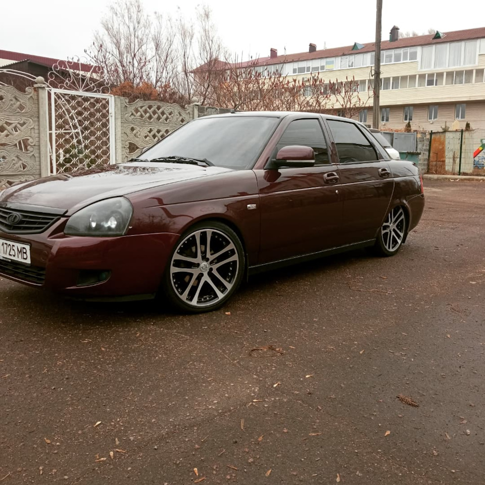 Помыл машину решил пофоткать) приора портвейн на рельсах 17 — Lada Приора  седан, 1,6 л, 2012 года | стайлинг | DRIVE2