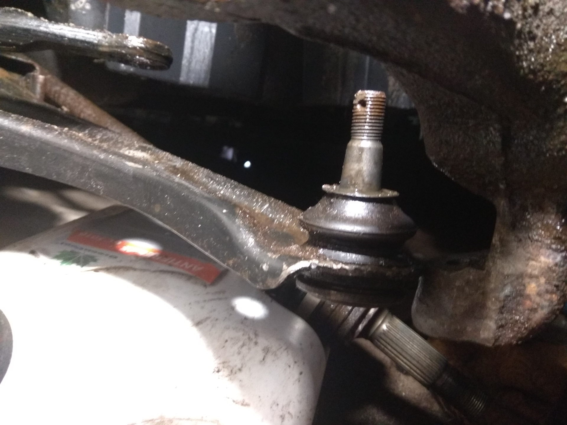 Как выкрутить шаровую. Шаровая опора ваз 2109. Съемник для шаровой опоры ваз 2112. Крепление домкрата 2107. Как снять шаровые опоры на оке.