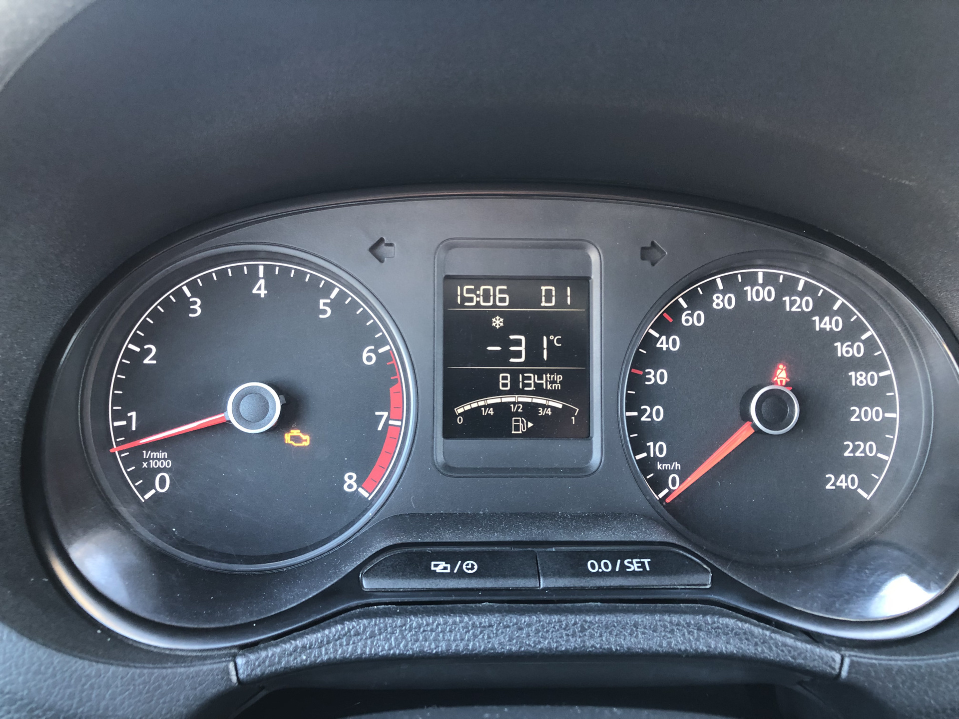 Приборка поло седан 2014. Тахометр фольксваген поло. Приборная панель поло седан 2011. Поло седан 2015 спидометр. Отсечка тахометр тигуан.