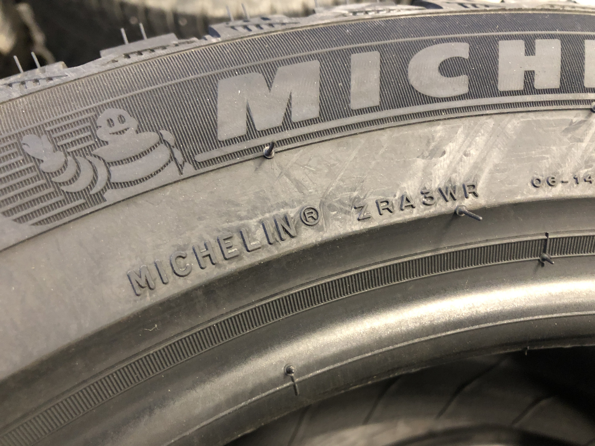 Где пишется год выпуска на шинах. Шины Мишлен Дата изготовления шин. Michelin шины napravleniya.
