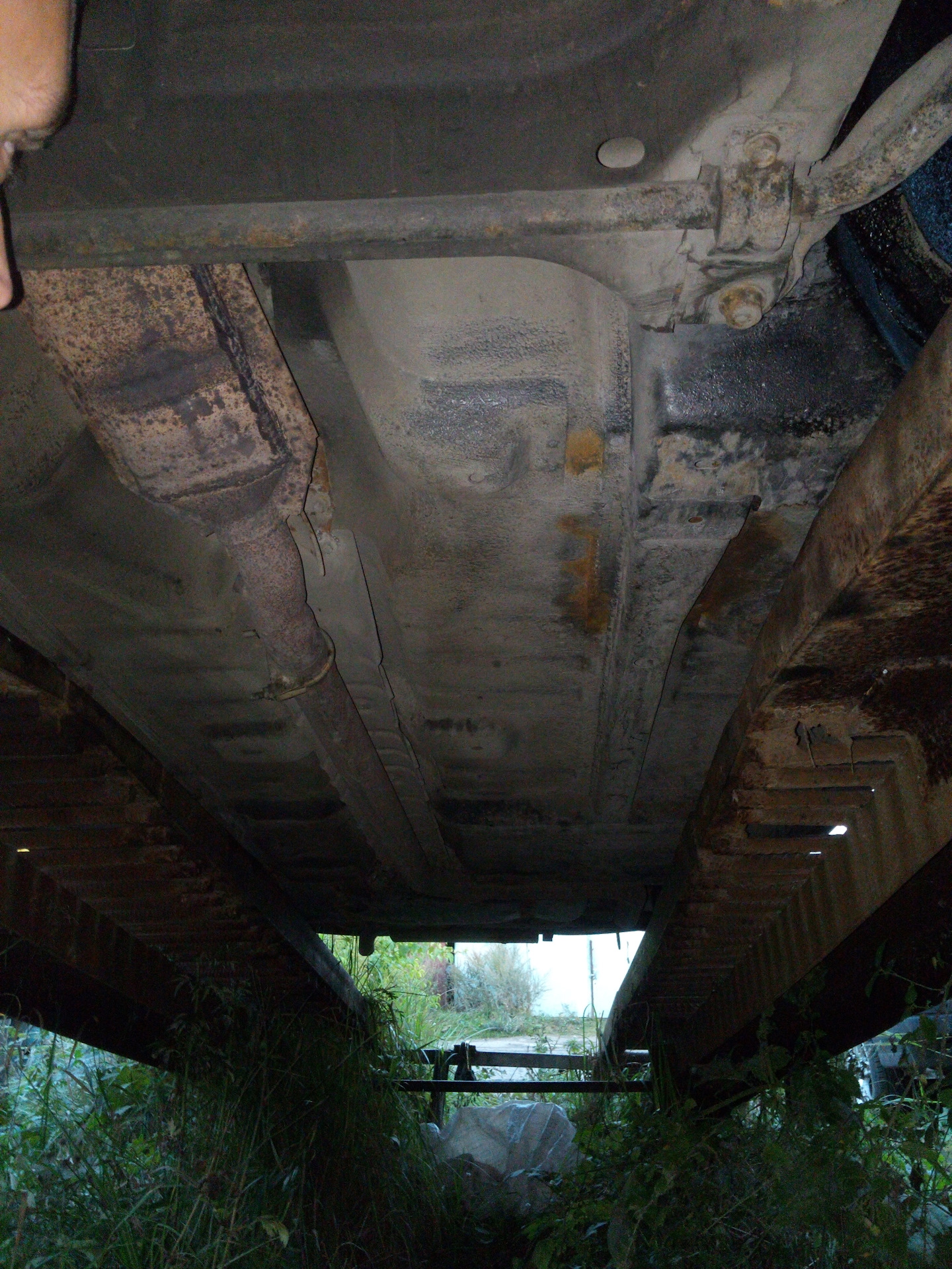 повреждение гидроизоляции днища автомобиля. ударился днищем. ударился днищем. ударился днищем. ударился днищем об бордюр.