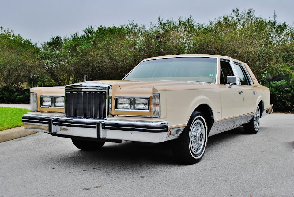 Lincoln Continental Town car