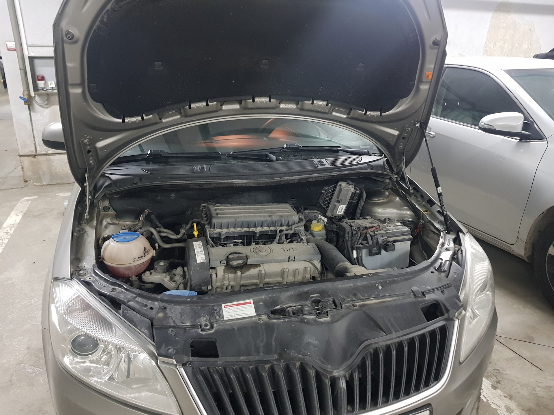 шкода фабия 2 открыть капот