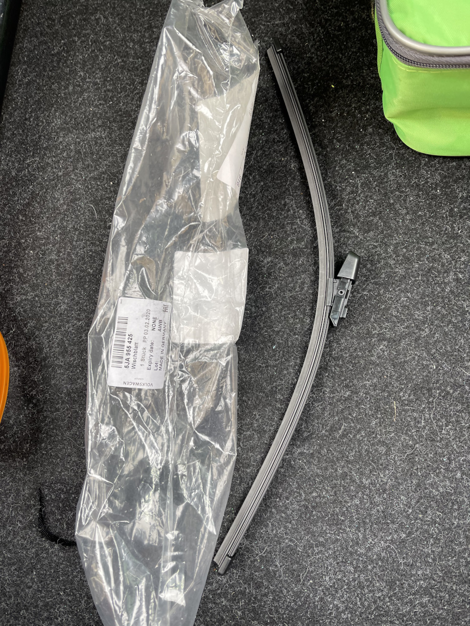 Заодно поменял задний, взял оригинал, т.к. емех мне его предложил дешевле аналогов, за 460р. — Skoda Rapid (1G). Запчасти на фото: 5JA955425