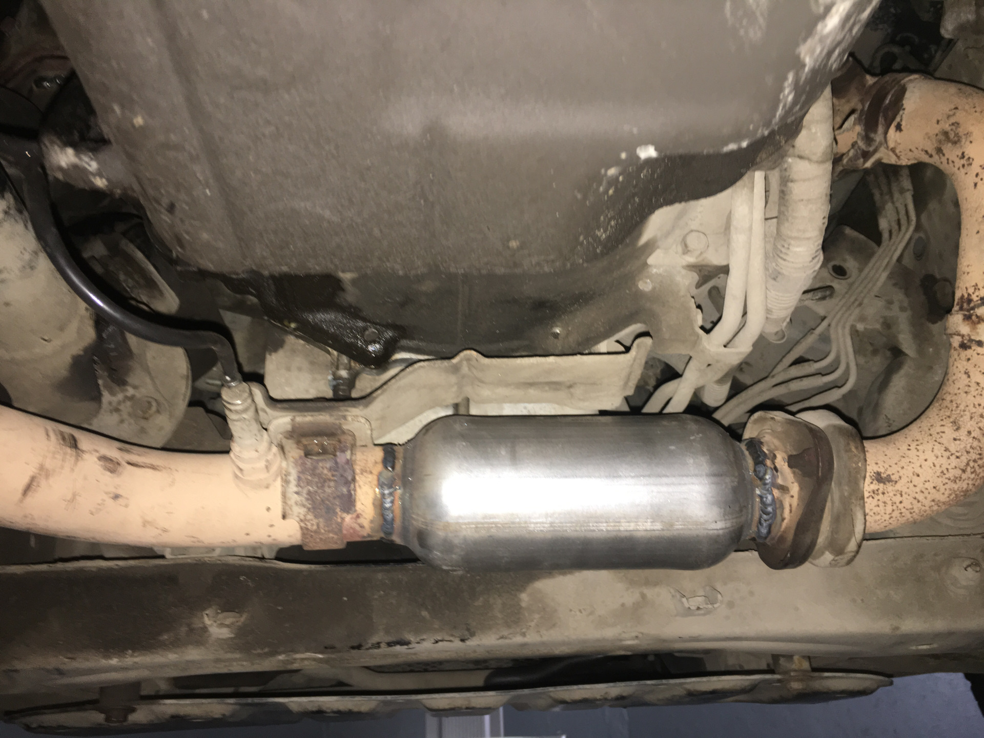 0 катализаторы. Катализатор паджеро 3. Pajero 4 3. Митсубиси паджеро спорт 2005 года катализаторы. Глушитель приус 20.