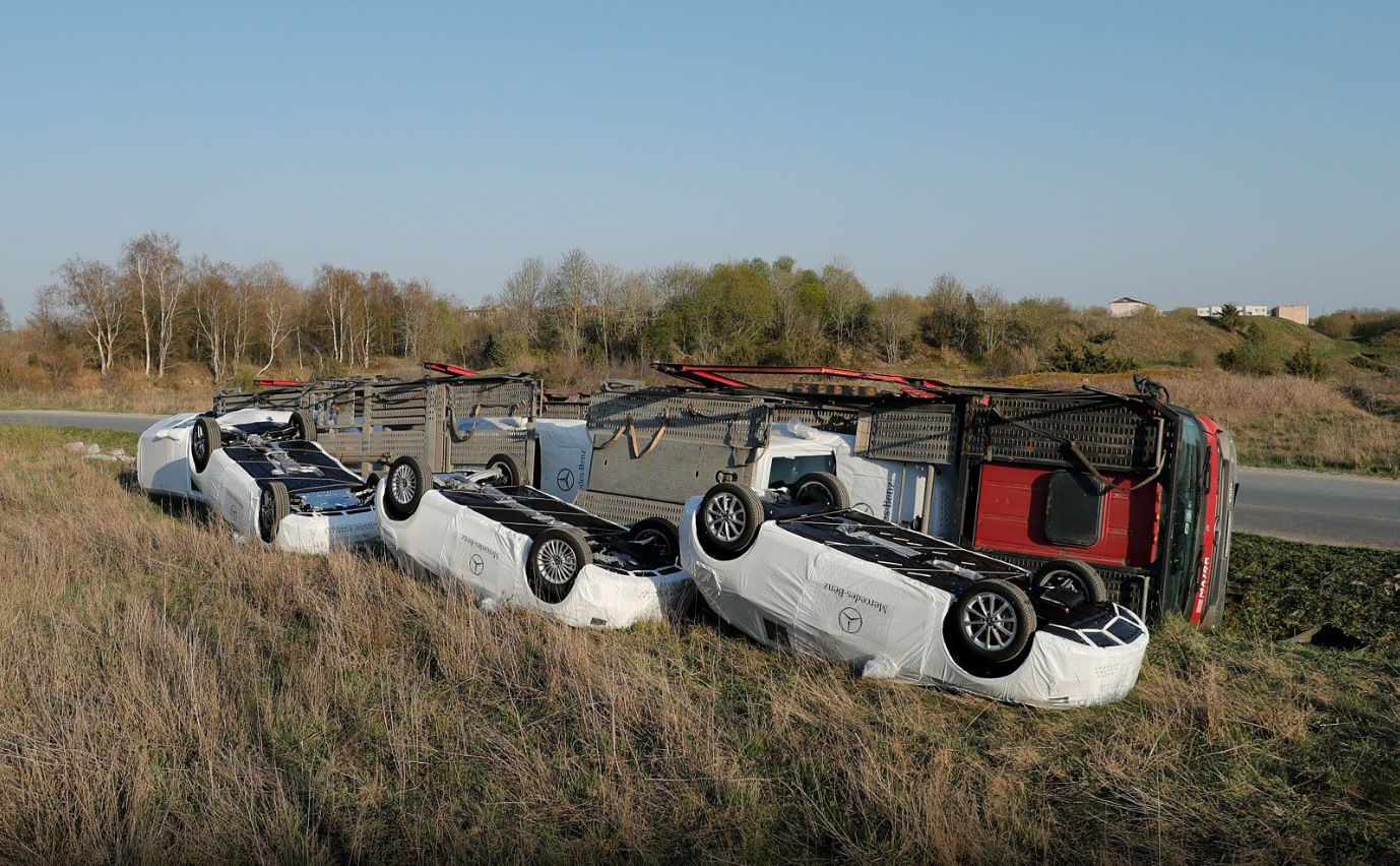 Перевернутая машина. Перевернутый уаз. Красноярск смешные фото. Перевернутая машина. Памятник машина на взлетке в красноярске.