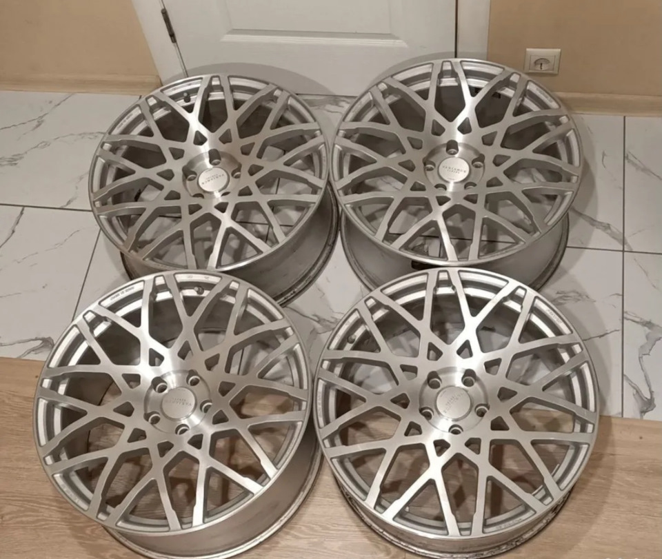 Какую резину приобрести на разноширокие диски R20? — DRIVE2