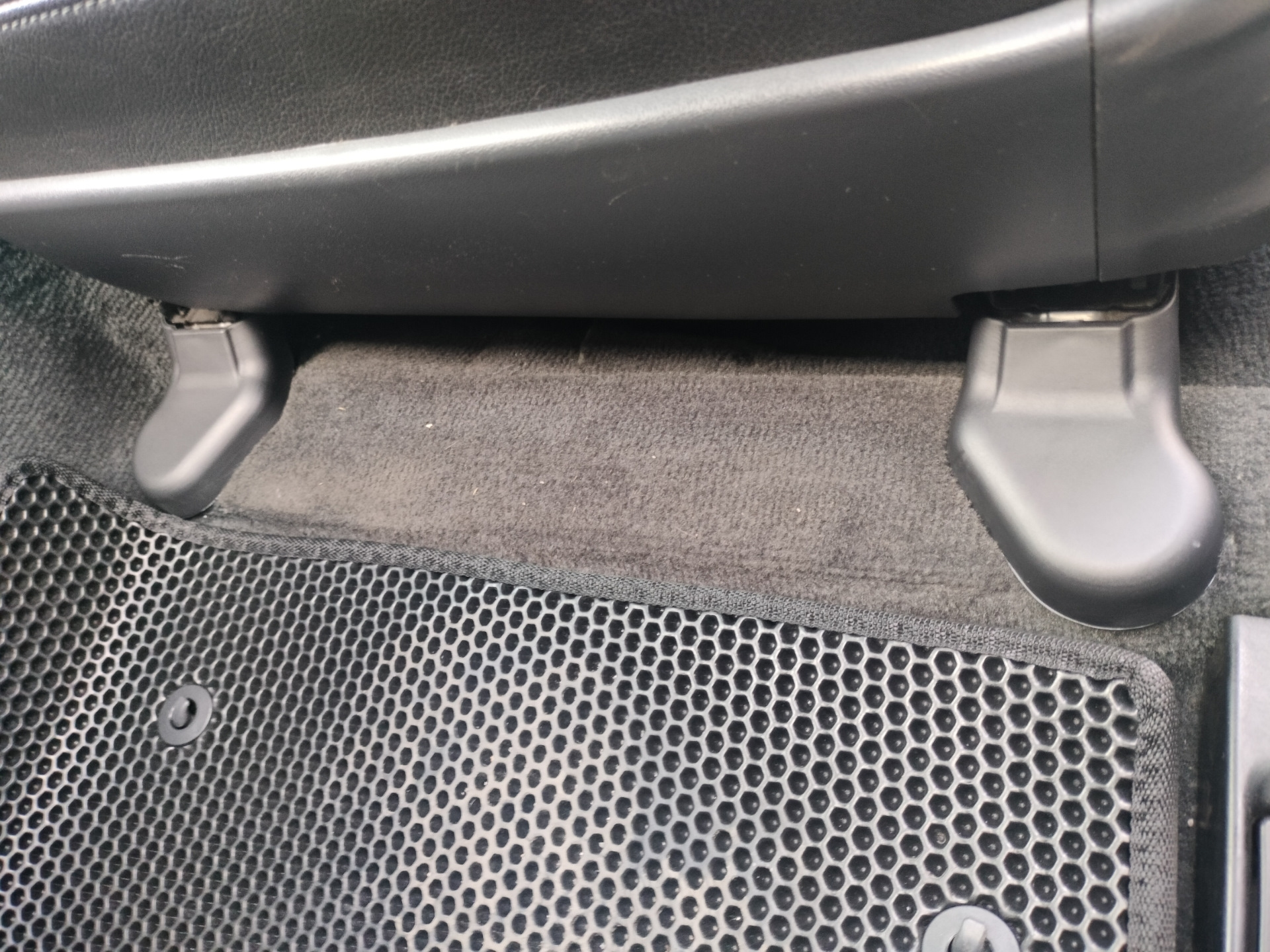 Накладки на крепления сидений. — Toyota Camry (XV40), 2,4 л, 2011 года ...