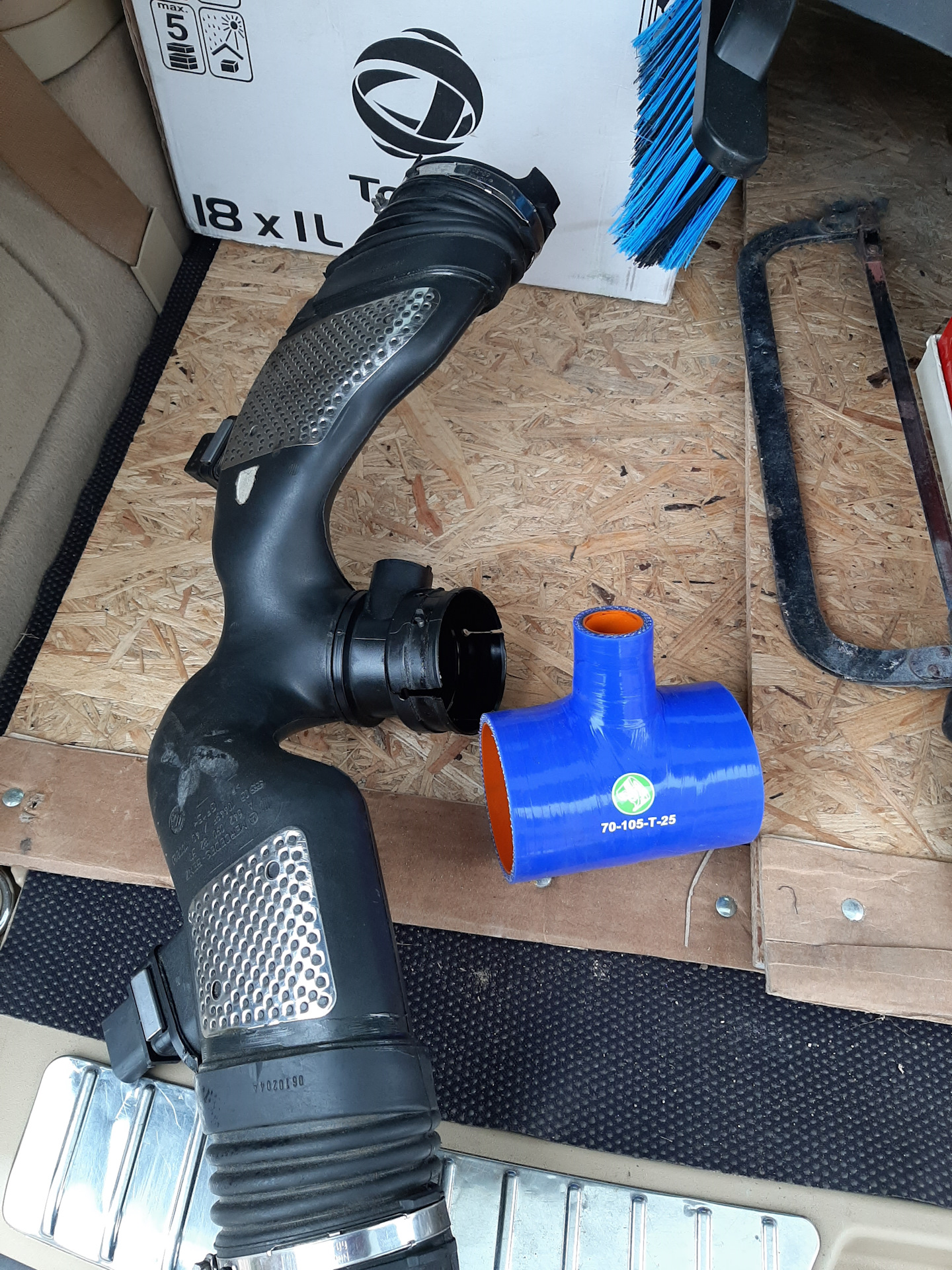 впускной патрубок воздушного фильтра freelander 1. патрубок воздушного фильтра 2. 8 аан. 3q0129635b. V763335580 патрубок турбины.