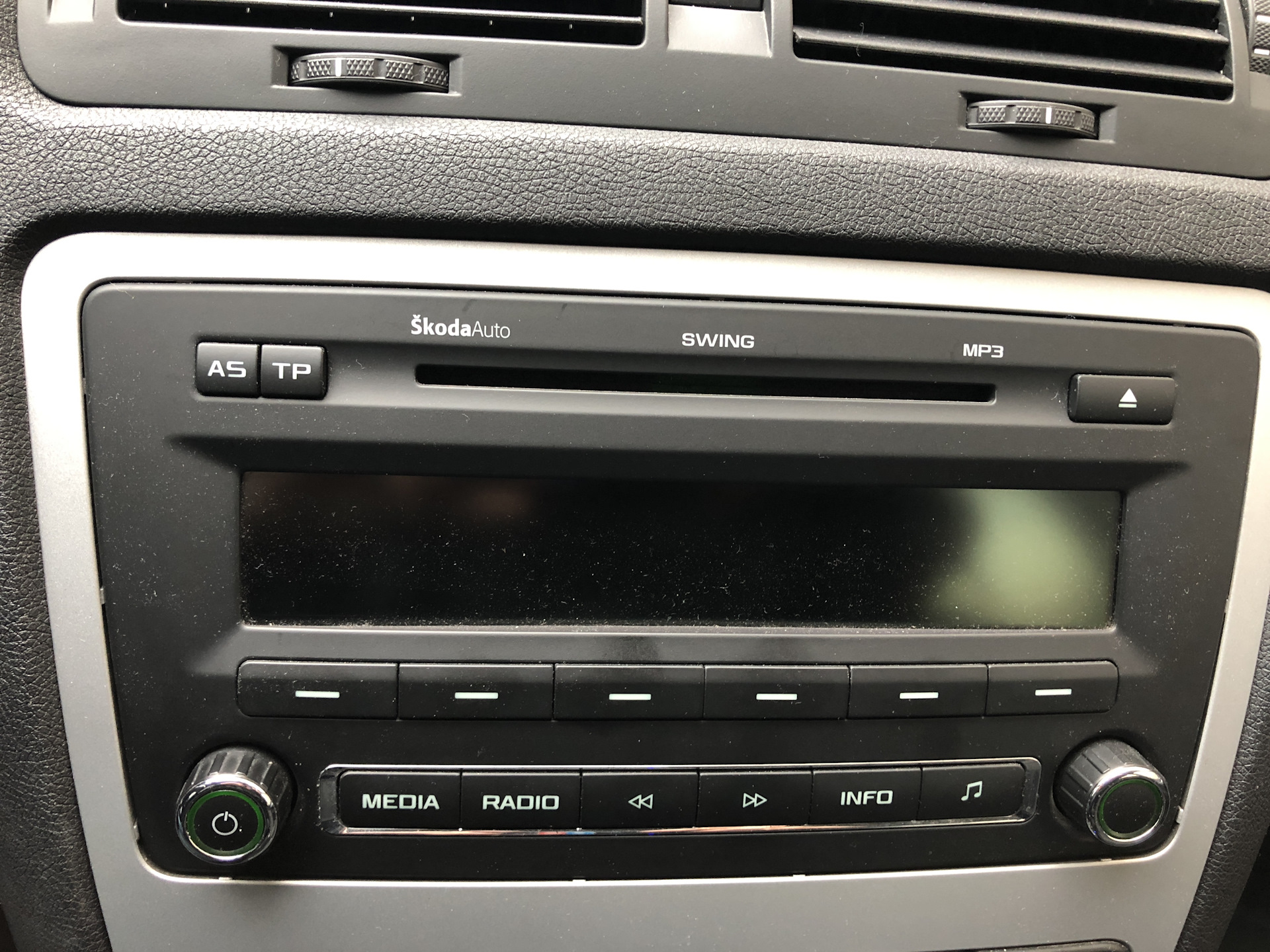 Штатная магнитола шкода рапид 2021. Установка swing. Свинг 2 шкода. Магнитола шкода рапид 2017 swing 2din. Установка swing.