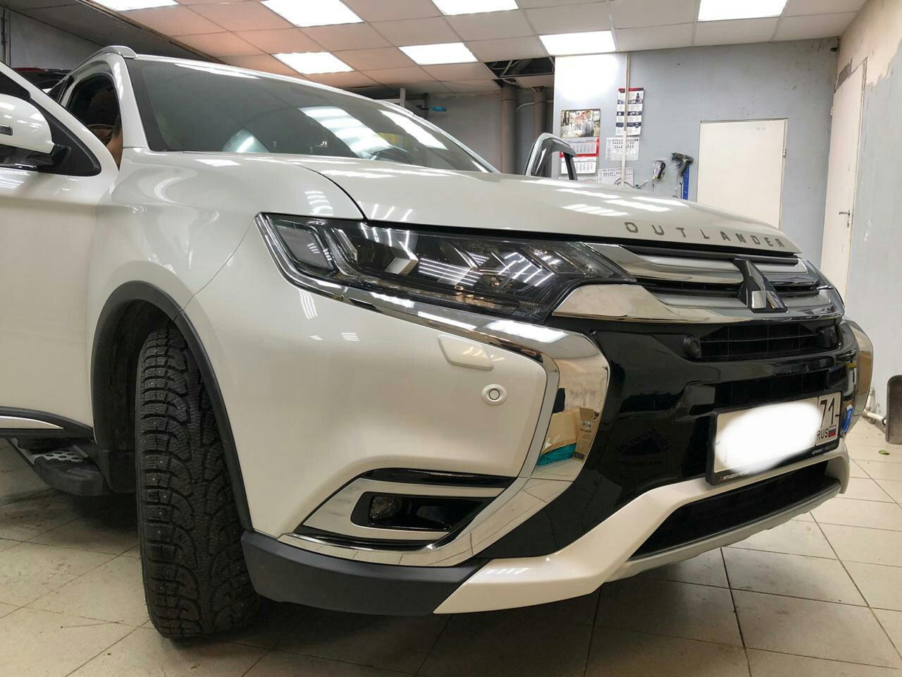 Рв 0008 003 2019. Mitsubishi Outlander 3 PHEV. Накладки ПТФ Outlander PHEV 2019. ПТФ Outlander 2019. Накладки ПТФ для Mitsubishi Outlander PHEV.