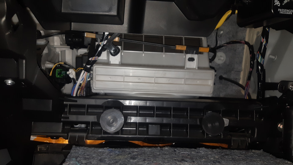 Замена салонного фильтра + плафона подсветки номера — Mitsubishi ASX, 1 ...