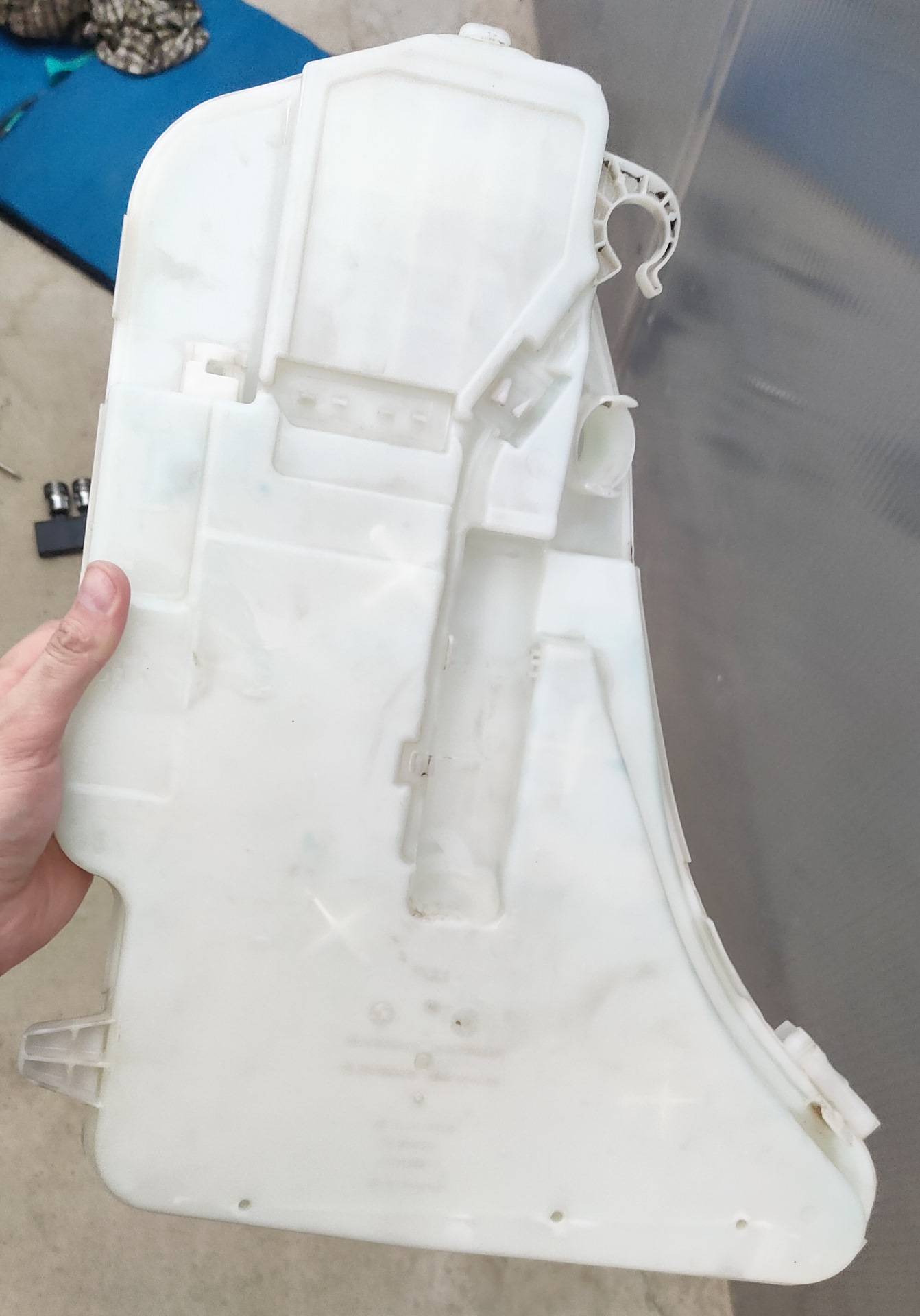 №16 Чистка бочка омывателя лобового стекла и фар — BMW 5 series (F10 ...