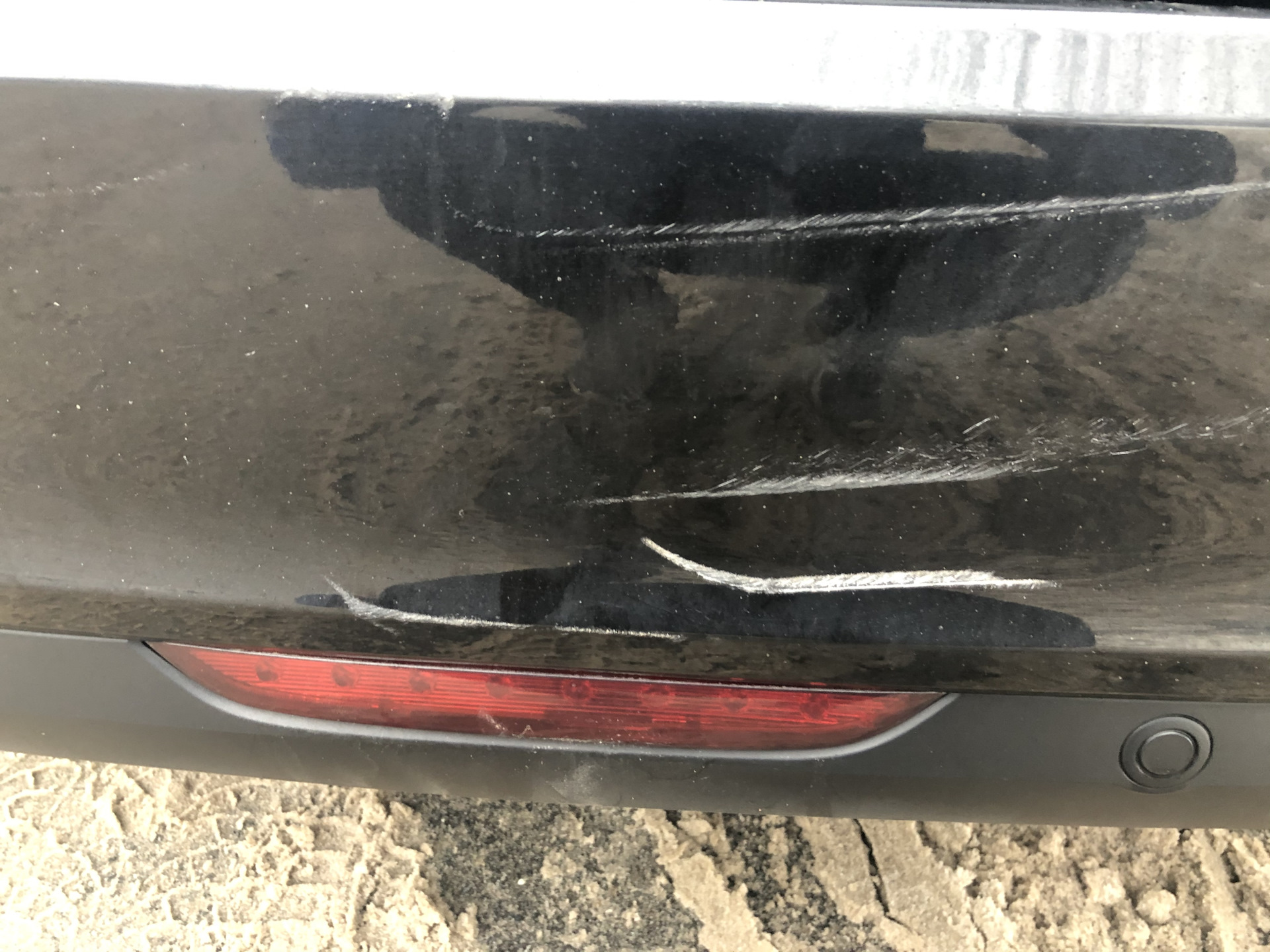 Скрытые повреждения бампера. Дтп поцарапали бампер. Повреждение бампера. Поврежденный бампер. Перед гранты без бампера.