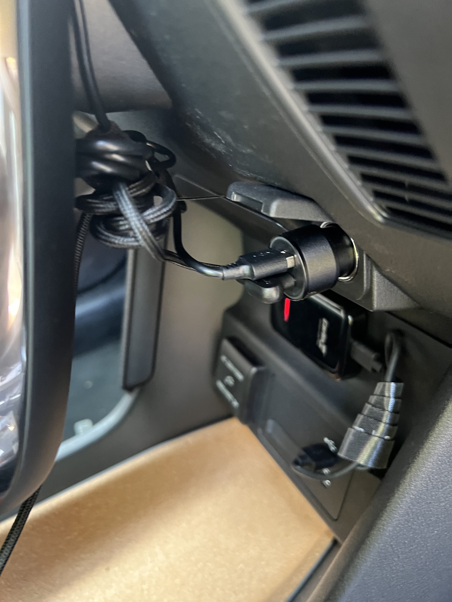 Беспроводная зарядка Zens в Mazda MX30 — Mazda MX-30 EV, 2020 года ...