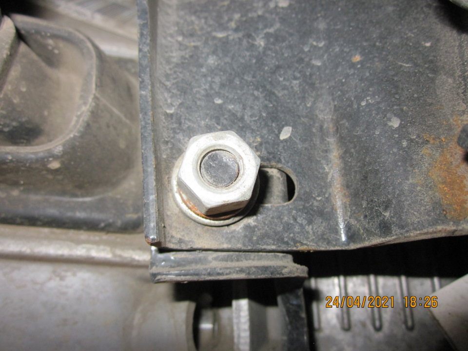 Положение кронштейна актуатора сцепления на КПП — Lada Vesta SW (1G)