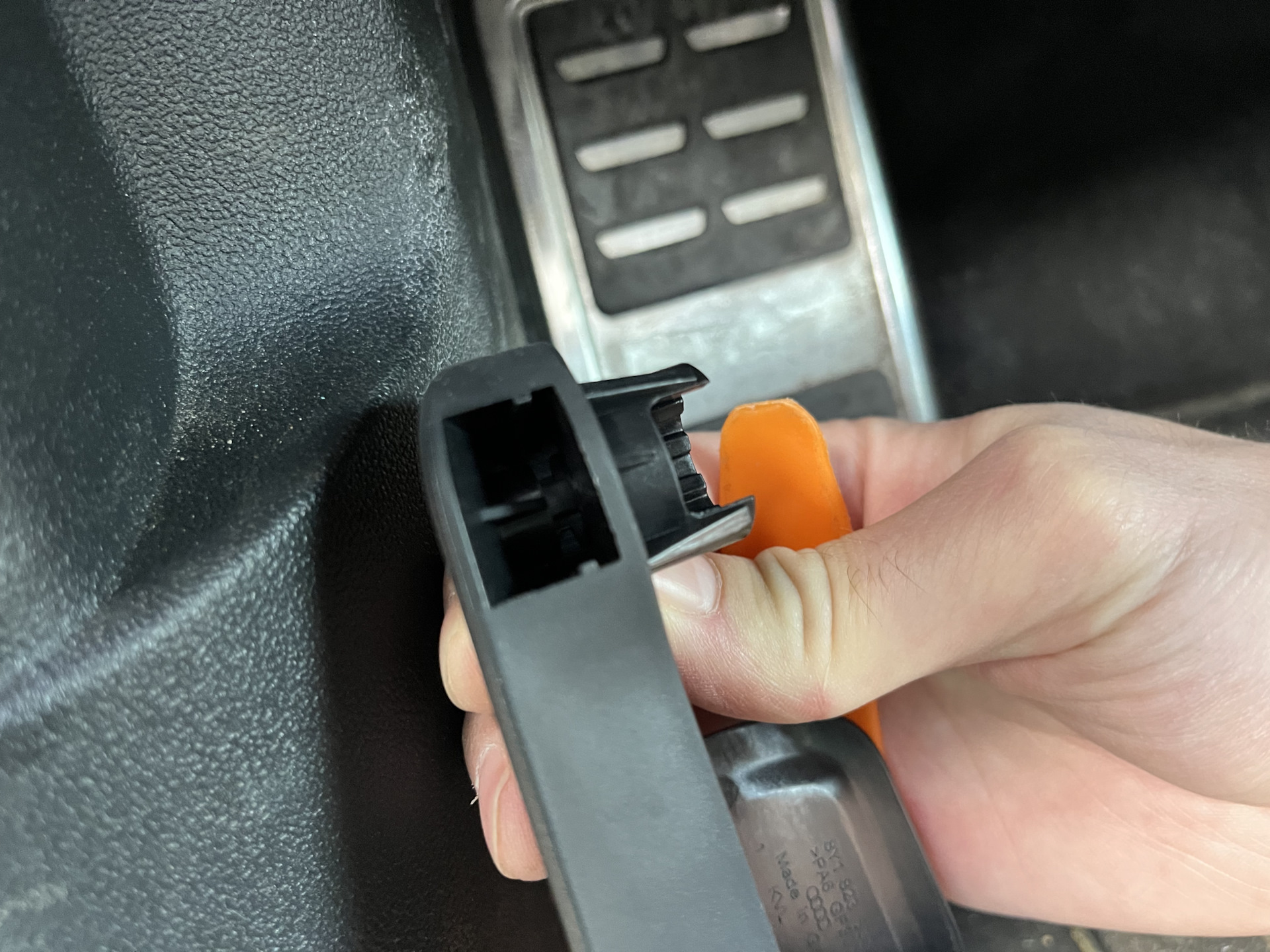 как снять ручку открывания капота шкода