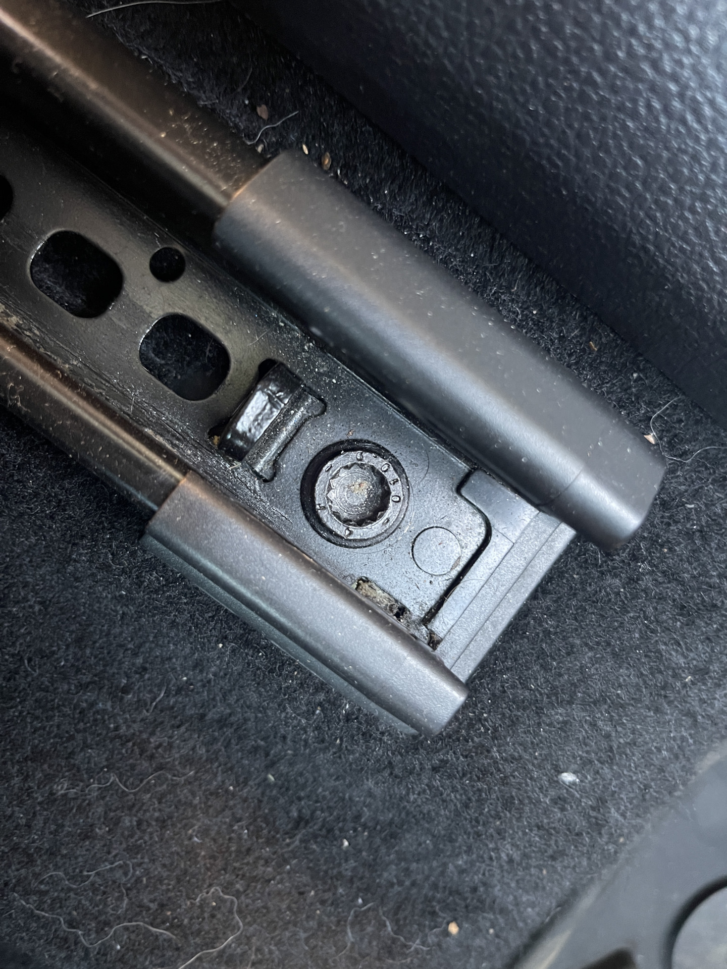 Замена гнутых замков ремней безопасности — Volkswagen Golf Mk7, 1,4 л ...
