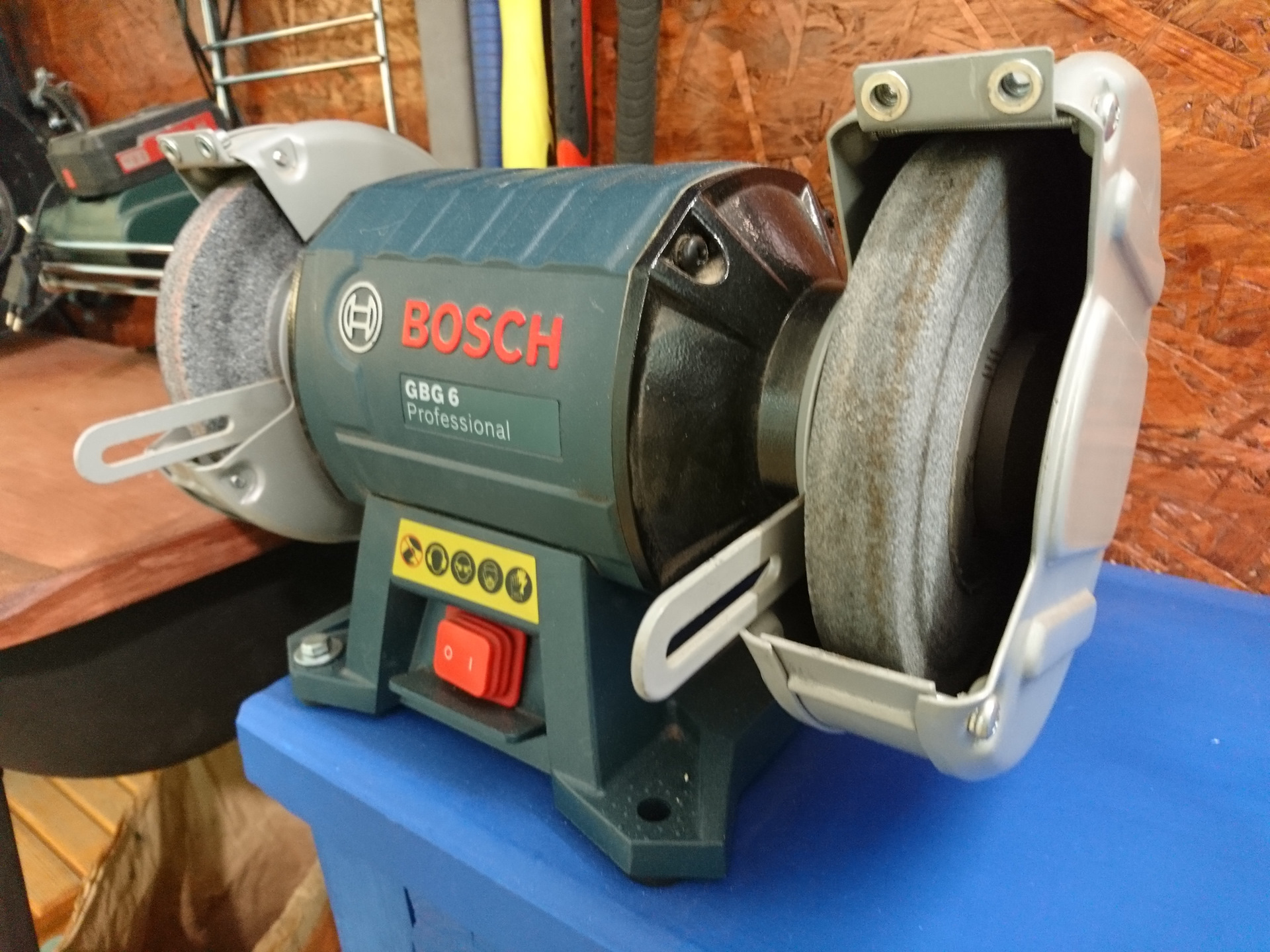 Наждак. Точильный станок Bosch GBG 6. Заточной станок наждак бош. Точильный станок Bosch professional. Электроточило Bosch GBG 60-20 (600 bт; 200мм, 32 мм; 25мм; 3600 об/мин).