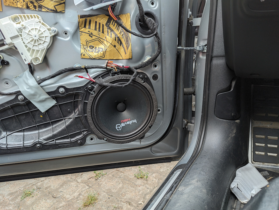 Хрипит динамик, замена штатных мидбасов в передних дверях на Урал ...