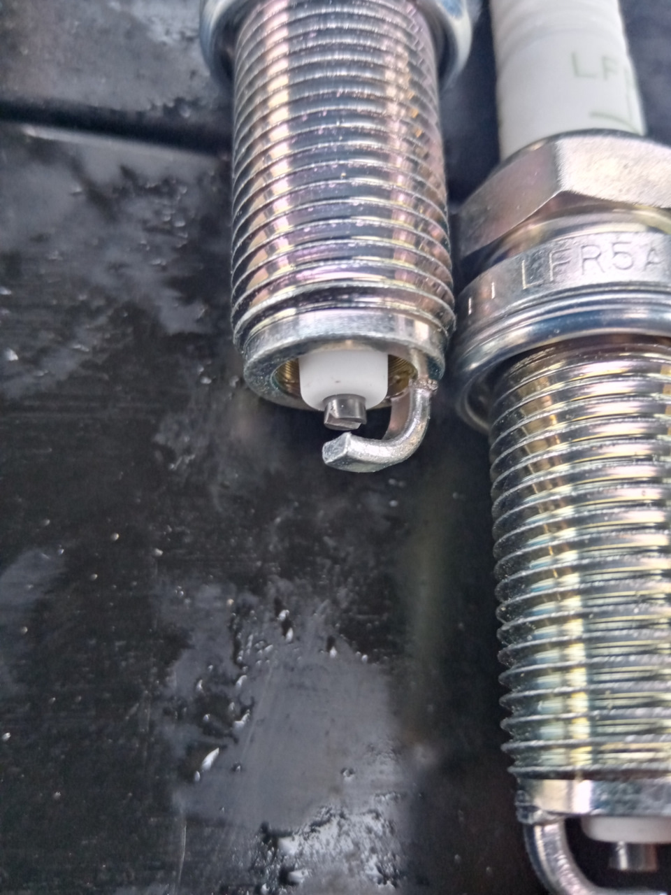 залитые свечи зажигания. залитые свечи. залиты свечи зажигания зимой что делать. заливает свечи маслом. бензиновая свеча.
