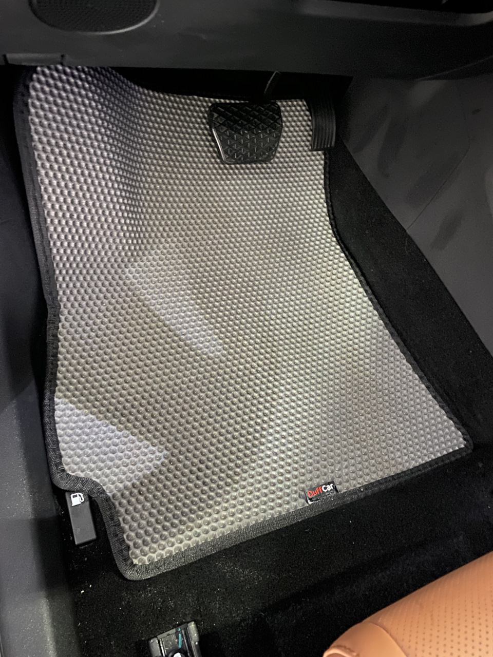 Мокро под ковриком. Водительский коврик авео седан 2008 года. Митсубиси лансер 9 под ковриком вода. Под ковриком вода мицубиси аутлендер. Датсун он-до антифриз под радиатором.