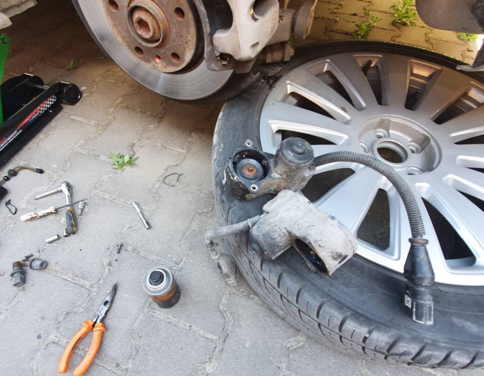 Продолжение и результат Parking Brake Malfunction — Audi A8 (D3), 3 л