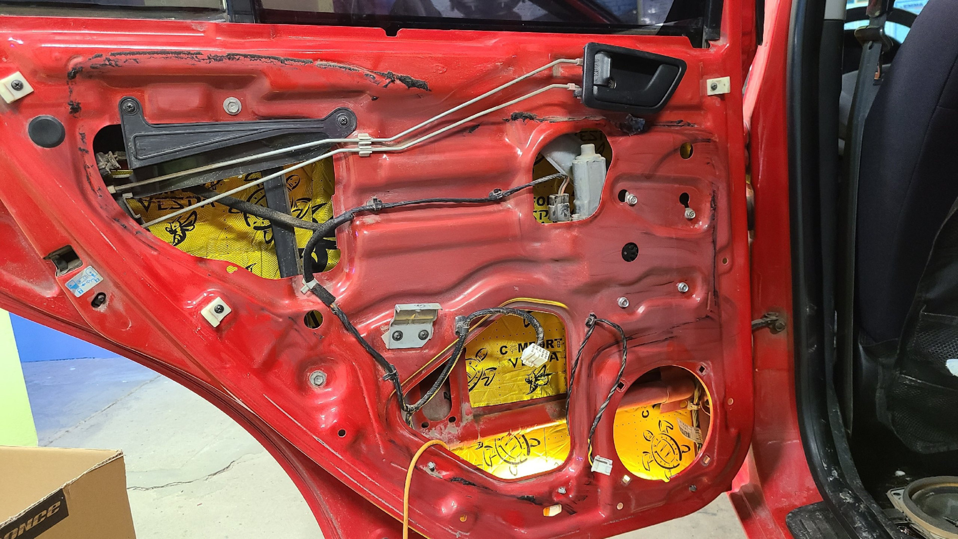 снятие обшивки задней двери hyundai getz 2008. фиксатор лючка на кузове хендай гетц. Hyundai getz шумоизоляция. снять дверь хендай гетц. задние двери хендай гетц 2003 изнутри.