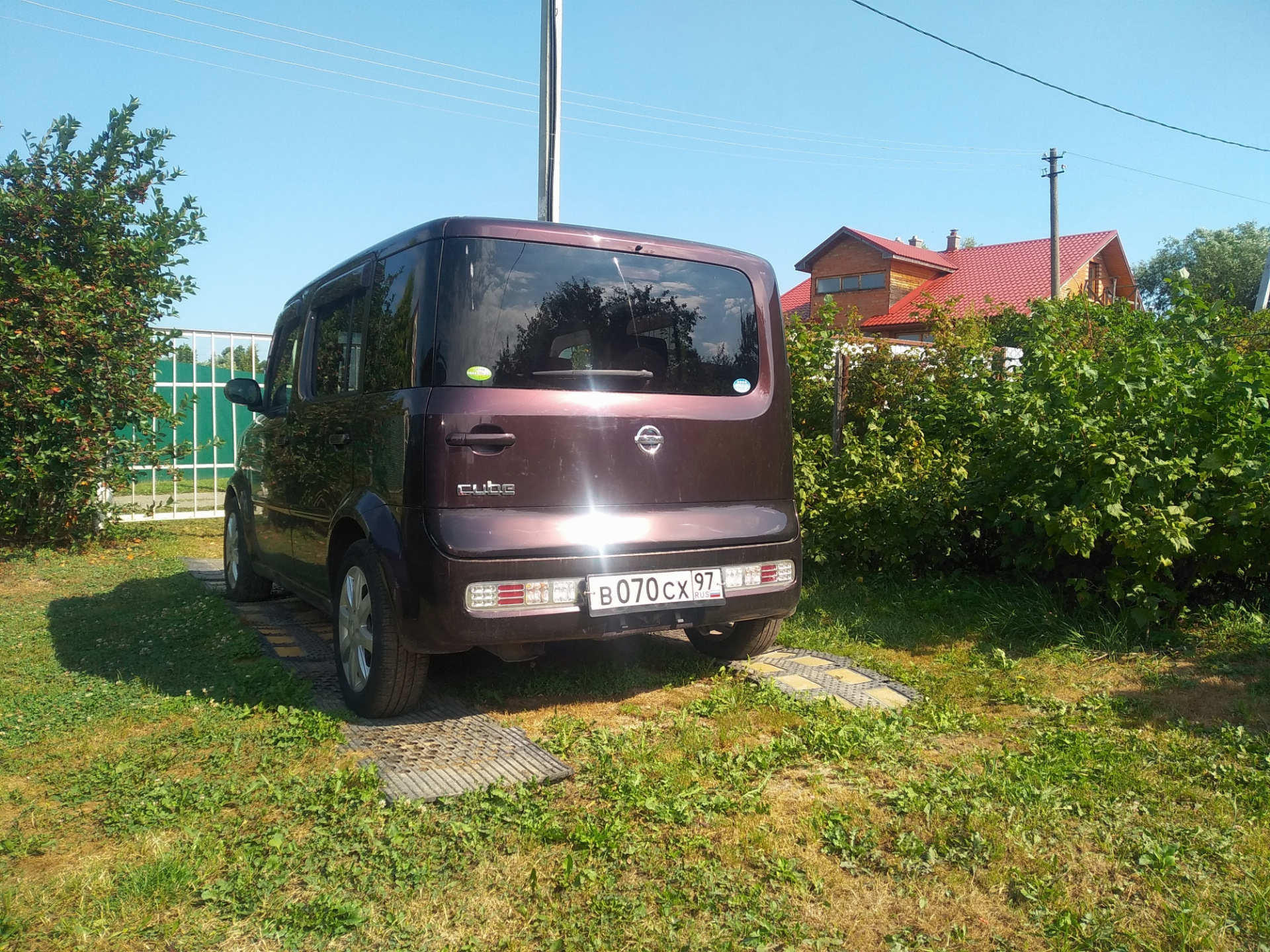 Квадратный номер на Nissan Cube