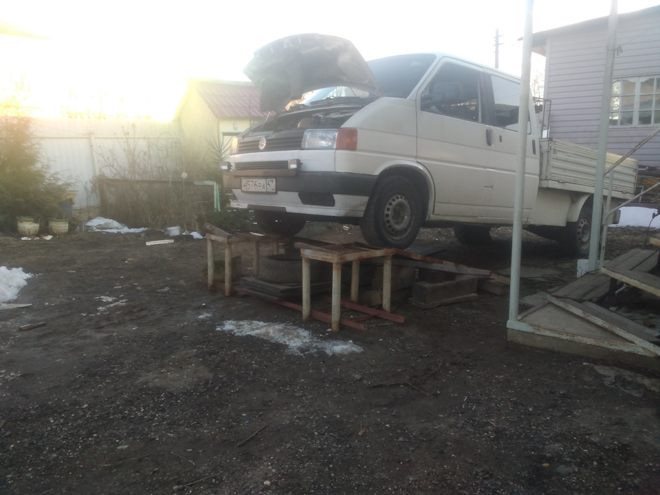 Выдавливает антифриз в расширительный бочек — Volkswagen Transporter T4 ...