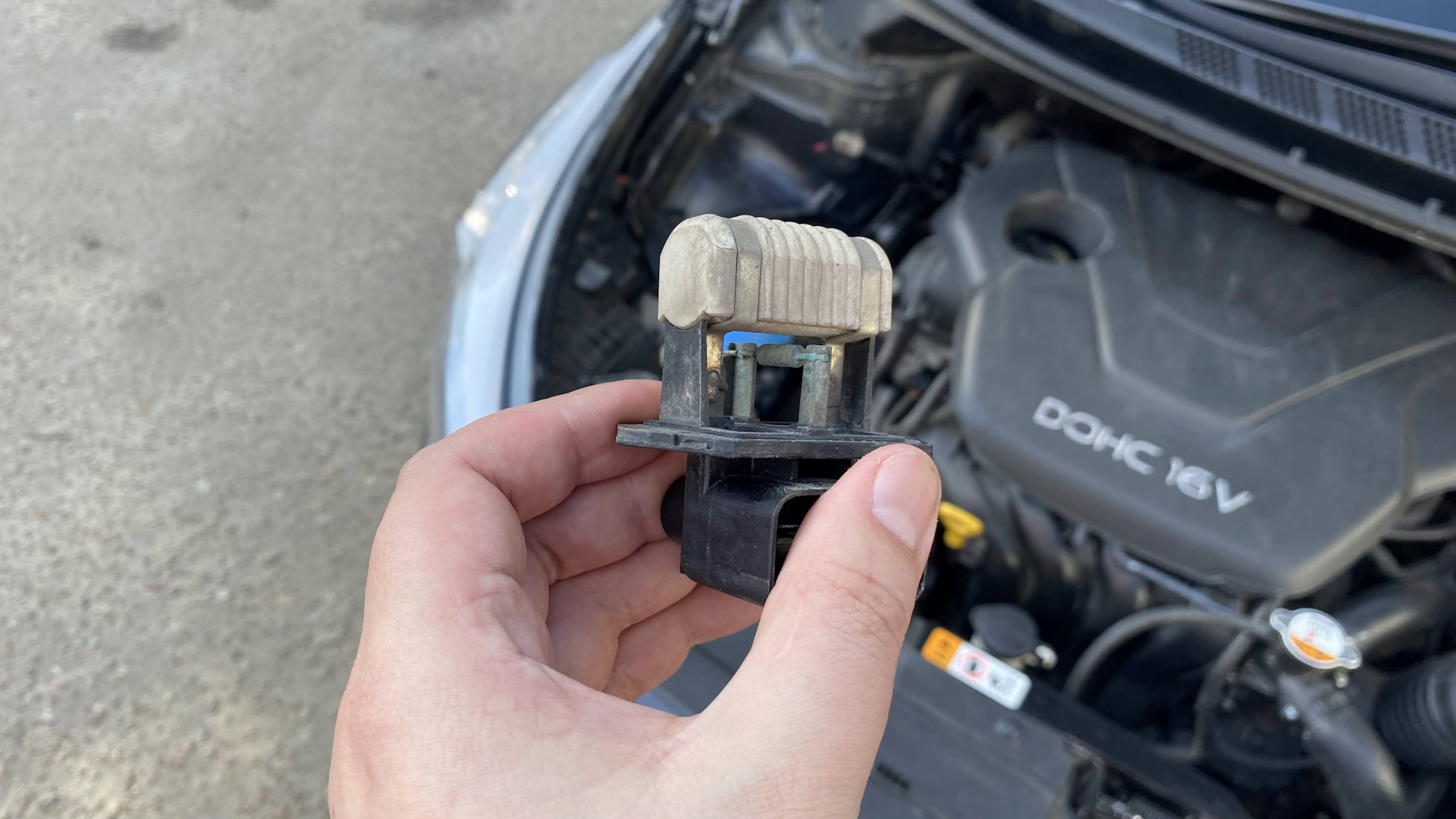 §136. Замена резистора вентилятора охлаждения двигателя. — KIA Ceed SW ...