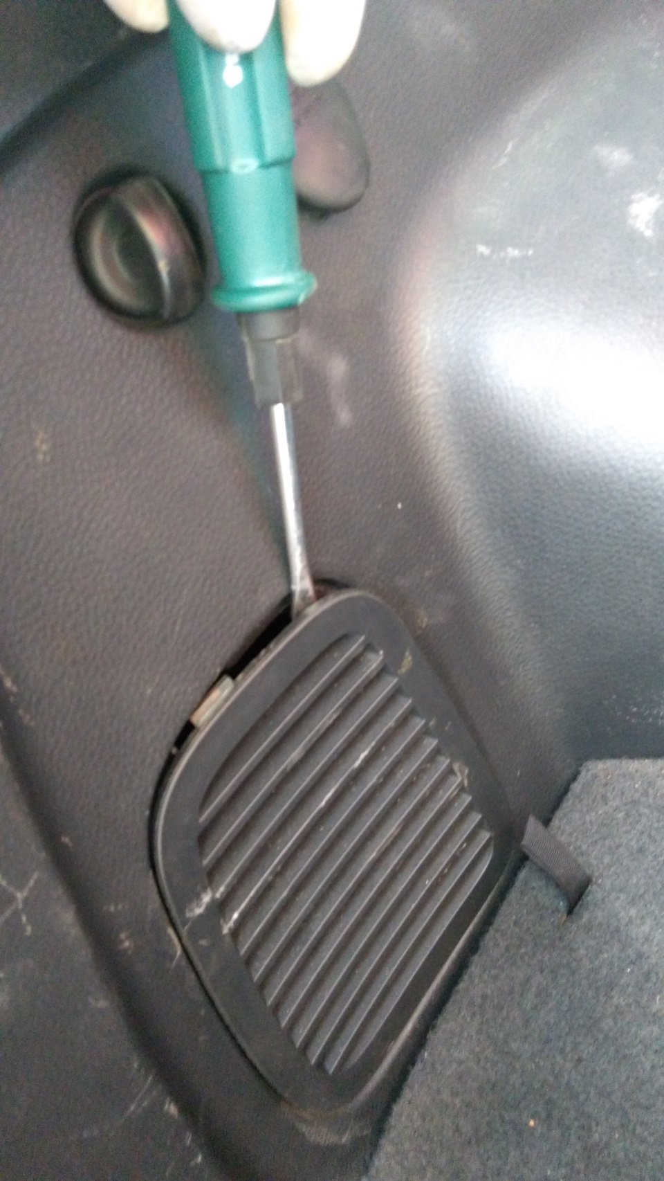 Как снять прикуриватель в багажнике Розетка в багажнике - Mitsubishi Outlander (1G), 2,4 л, 2007 года своими руками 