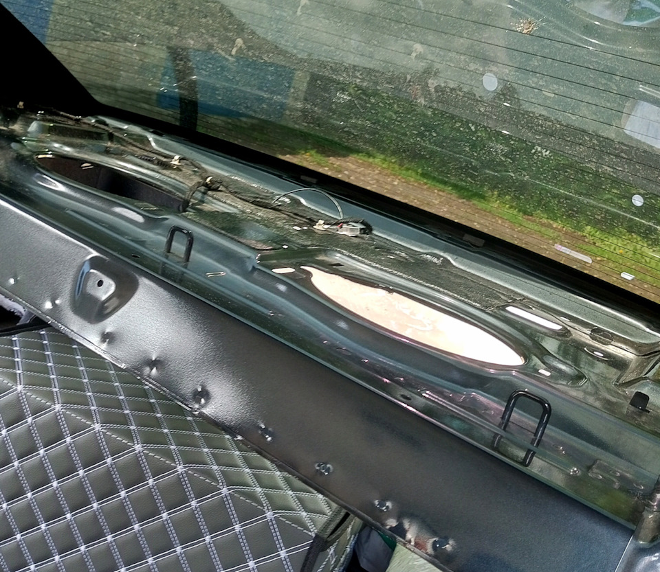 Собственно сама полка(как ни странно, но заводской вибродемпфер на ней присутствует в нормальном количестве) — Chevrolet Cruze (1G)