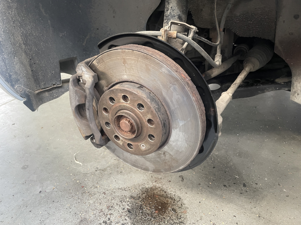 Замена кожуха тормозного диска - Skoda Octavia A7 Mk3, 1,4 л, 2013 года расходни