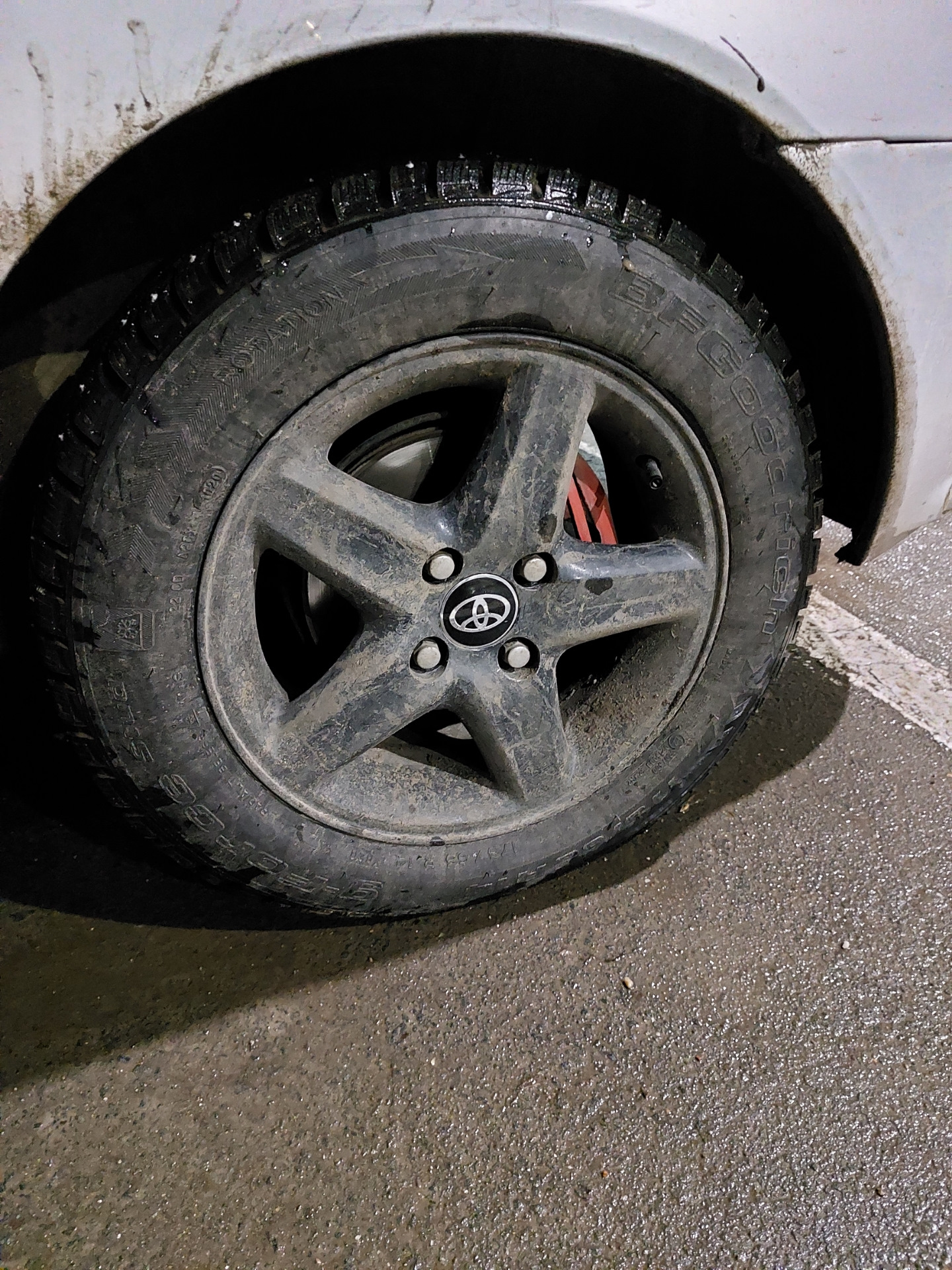 Наклейки на колпачки — Toyota Starlet (90), 1,3 л, 1998 года ...