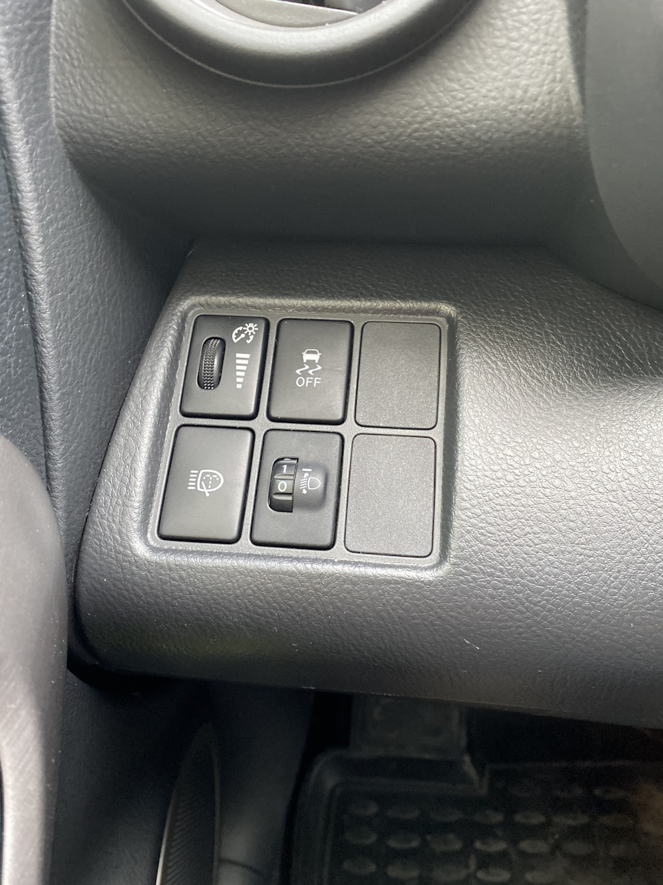 Рав 4 кнопку. Toyota rav4, 2009 кнопка ESP. Кнопка антибукс rav4. TRC кнопка в Тойота рав 4. Кнопка TRC на Toyota rav4 2010.