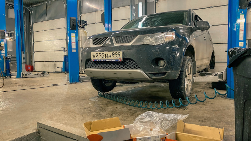 Тормозные диски и колодки — Mitsubishi Outlander XL, 3 л, 2008 года ...