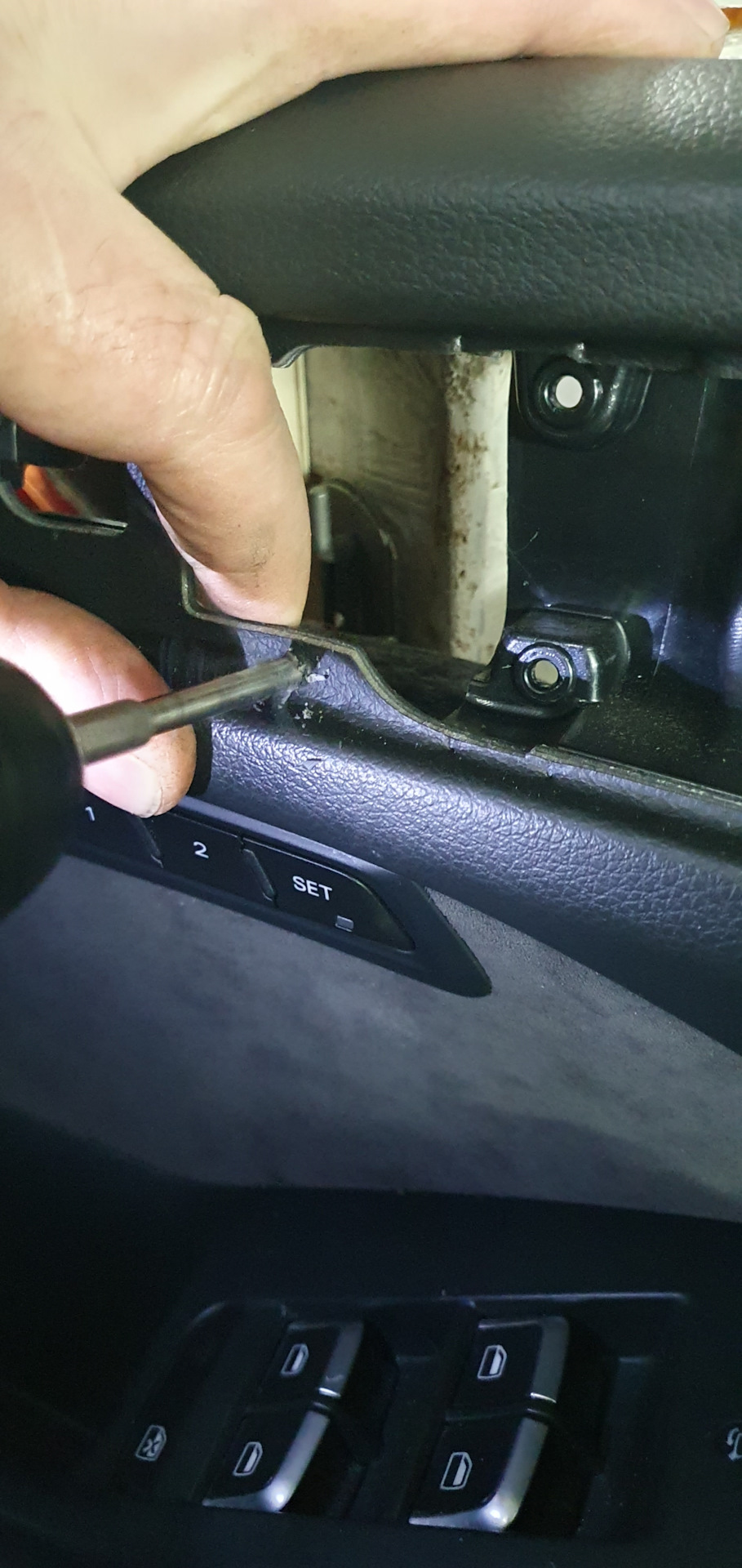 делаем отверстие — Audi Q5 (1G)