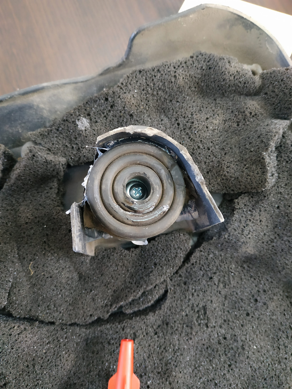 Ремонт креплений декоративной крышки. — Renault Megane II, 1,5 л, 2007 ...