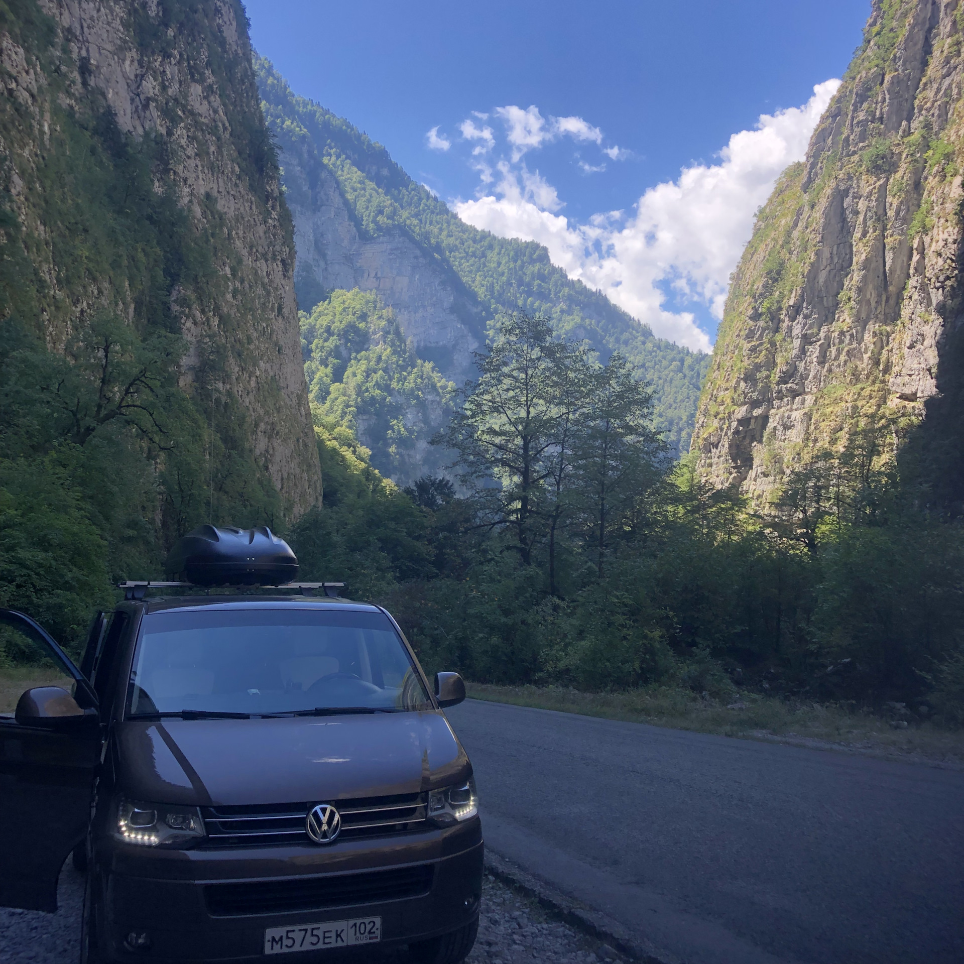 Еду в абхазию на машине. Дорога на Гегский водопад в Абхазии. Абхазия путешествие на машине. Абхазия Travel. Дорога в Абхазию на машине.