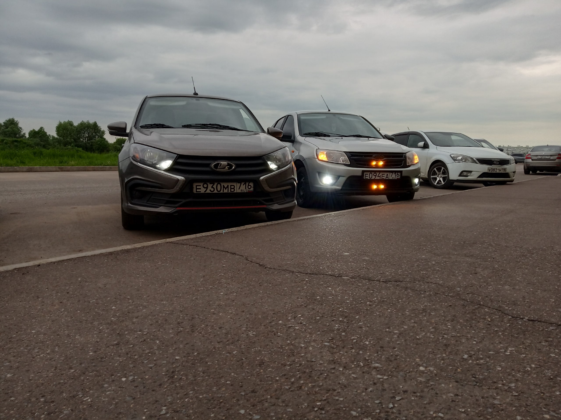 Широкие номерные рамки — Lada Гранта Лифтбек (1G), 1,6 л, 2014 года ...
